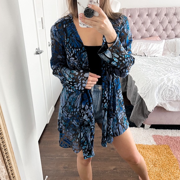 ⭐️SOLD⭐️ Chico’s Blue Crushed Velvet Silk Blend Open Front Lightweight Cardigan - Picture 2 of 4